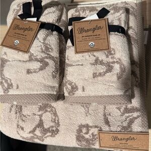 Wrangler Beige/Taupe running horses bath/hand/washcloth towel set- NWT